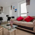 Brand New 2 Bedroom 2 Bath Flat At Brixton Station And O2 For Max 7 Guests